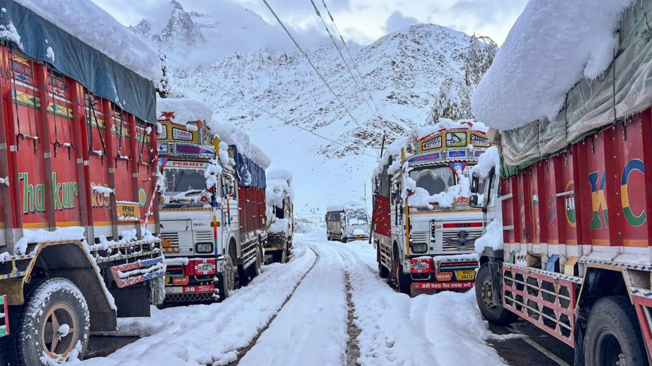 Manali Leh Highway Lahaul Spiti Himachal Pradesh Snowfall