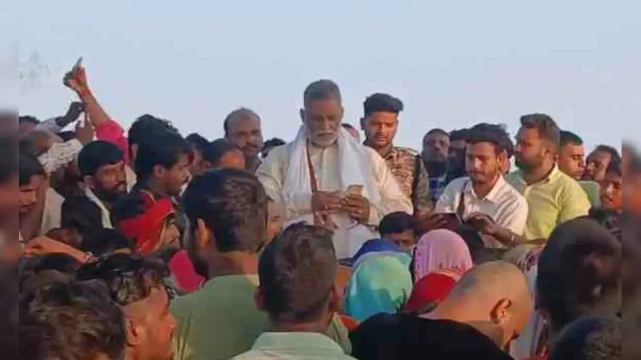 Pappu Yadav distributing money