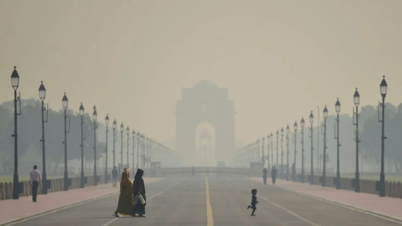 Delhi Pollution Air Pollution Delhi Weather Delhi Winters Smog Air Quality AQI India Gate