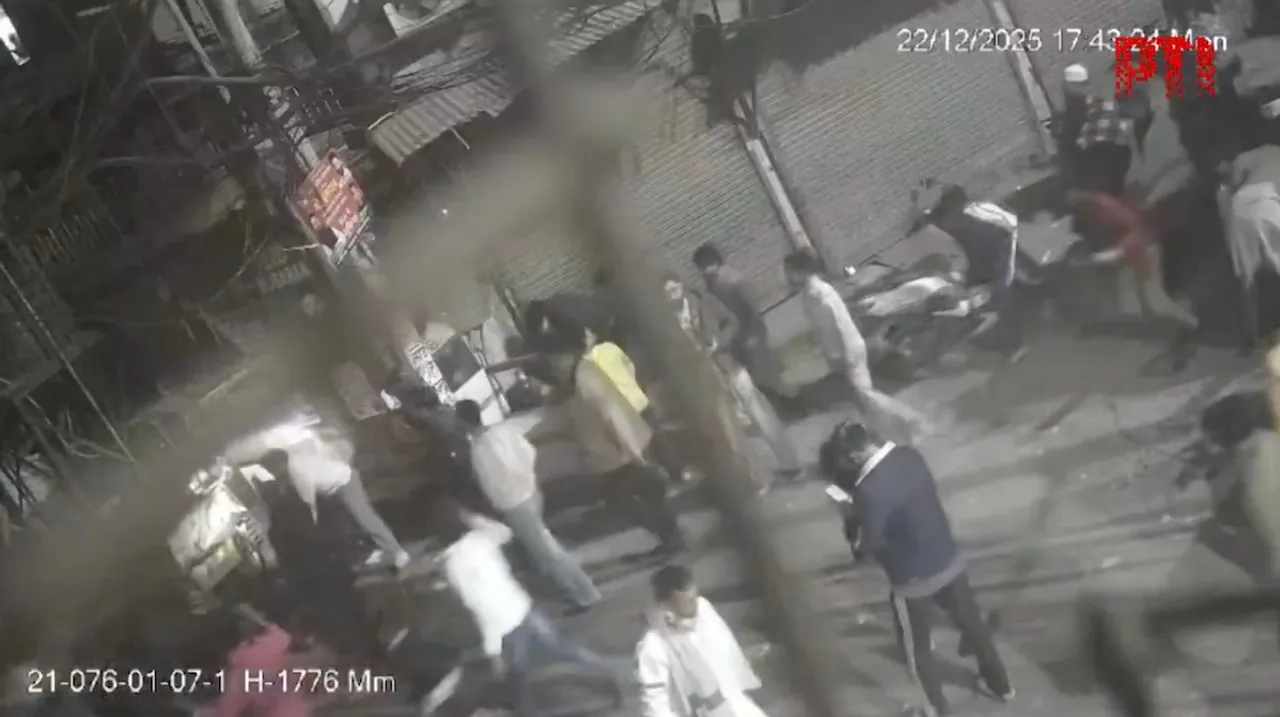 turkman gate stone pelting