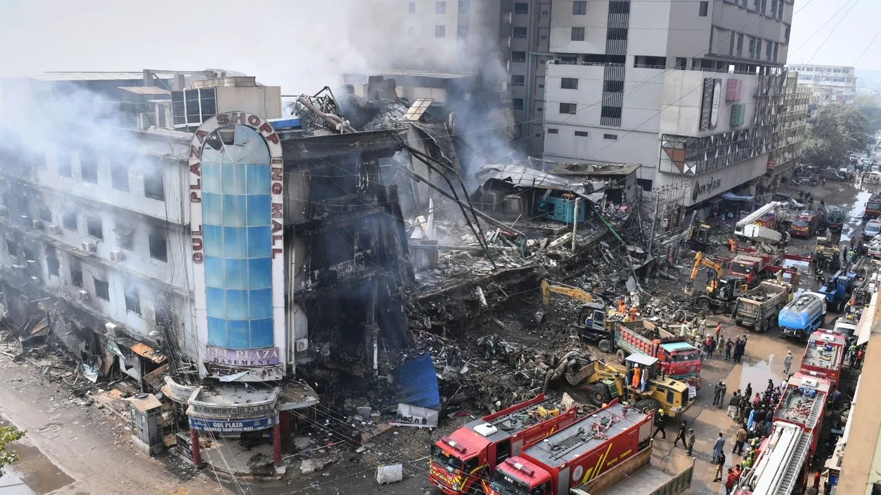 Karachi shopping plaza fire