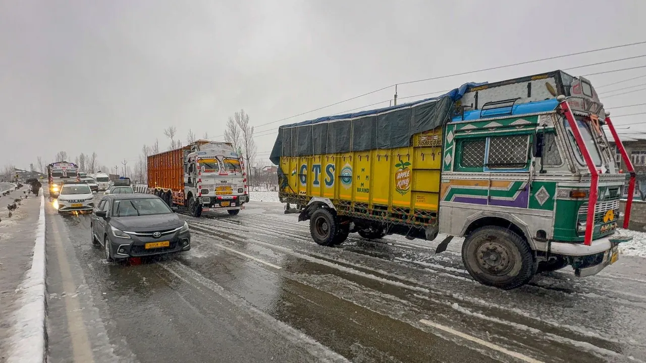 Jammu Srinagar National Highway NH44 Ramban Snowfall Jammu and Kashmir