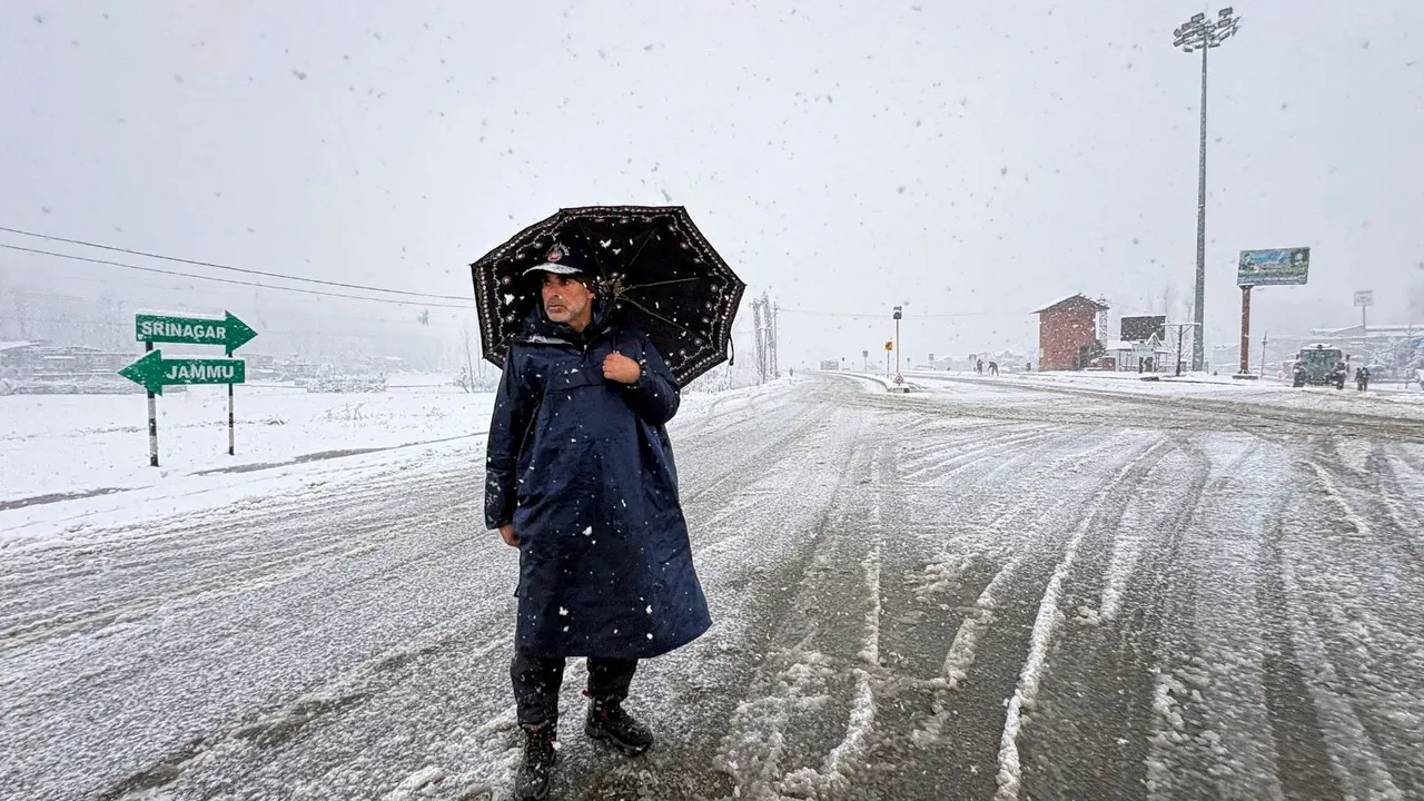 Jammu Srinagar National Highway closed Kashmir Snowfall Anantnag