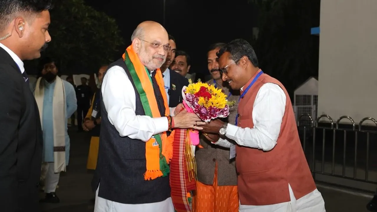 Amit Shah being welcomed by Vinod Tawde at Kolkata airport on Friday, Jan 31, 2026.