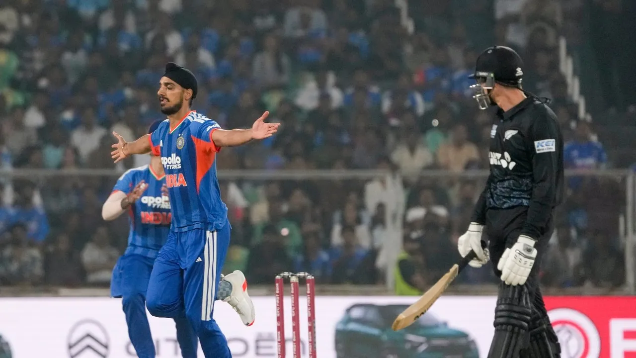 Mitchell Santner Arshdeep Singh