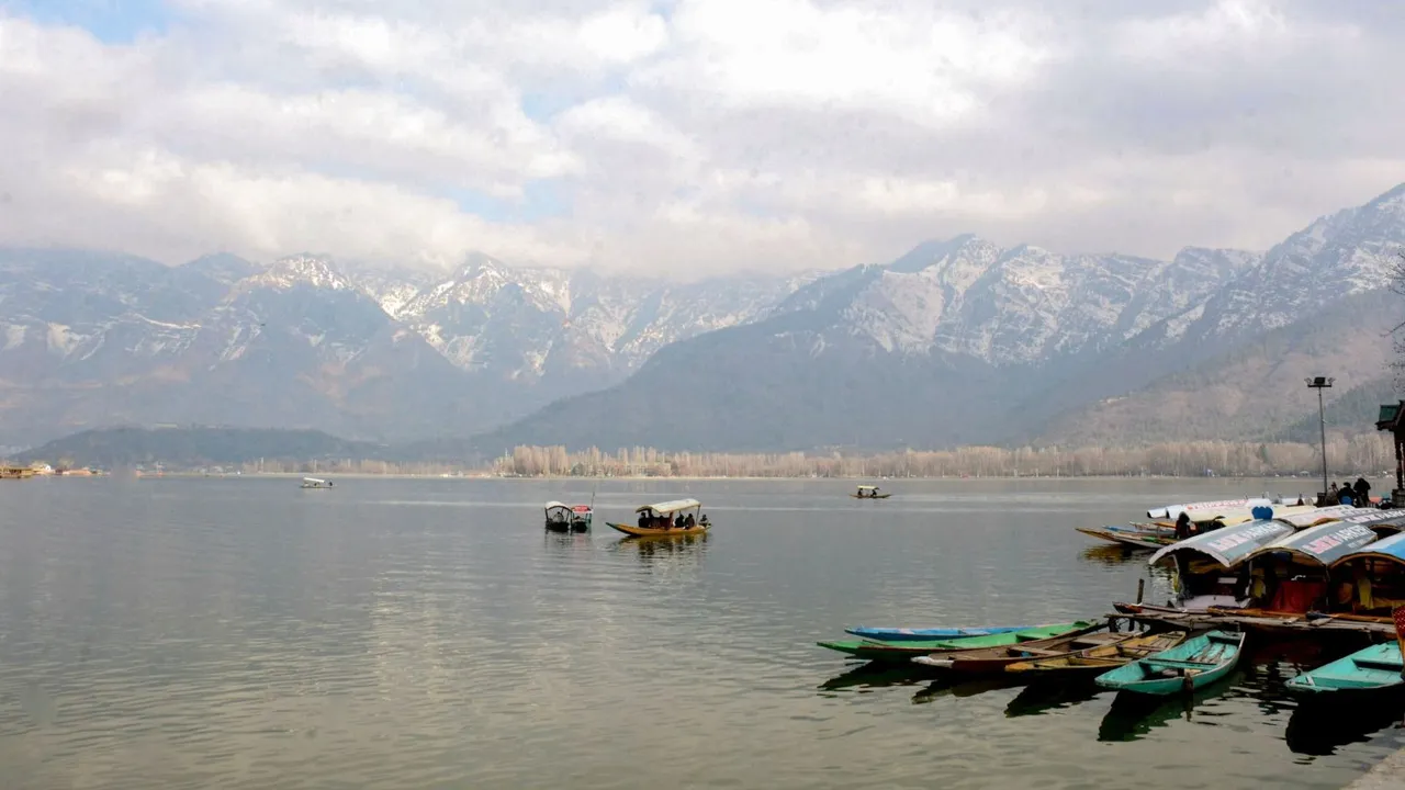 Snowfall in Kashmir Snowfall Shikara Srinagar Weather Dal Lake