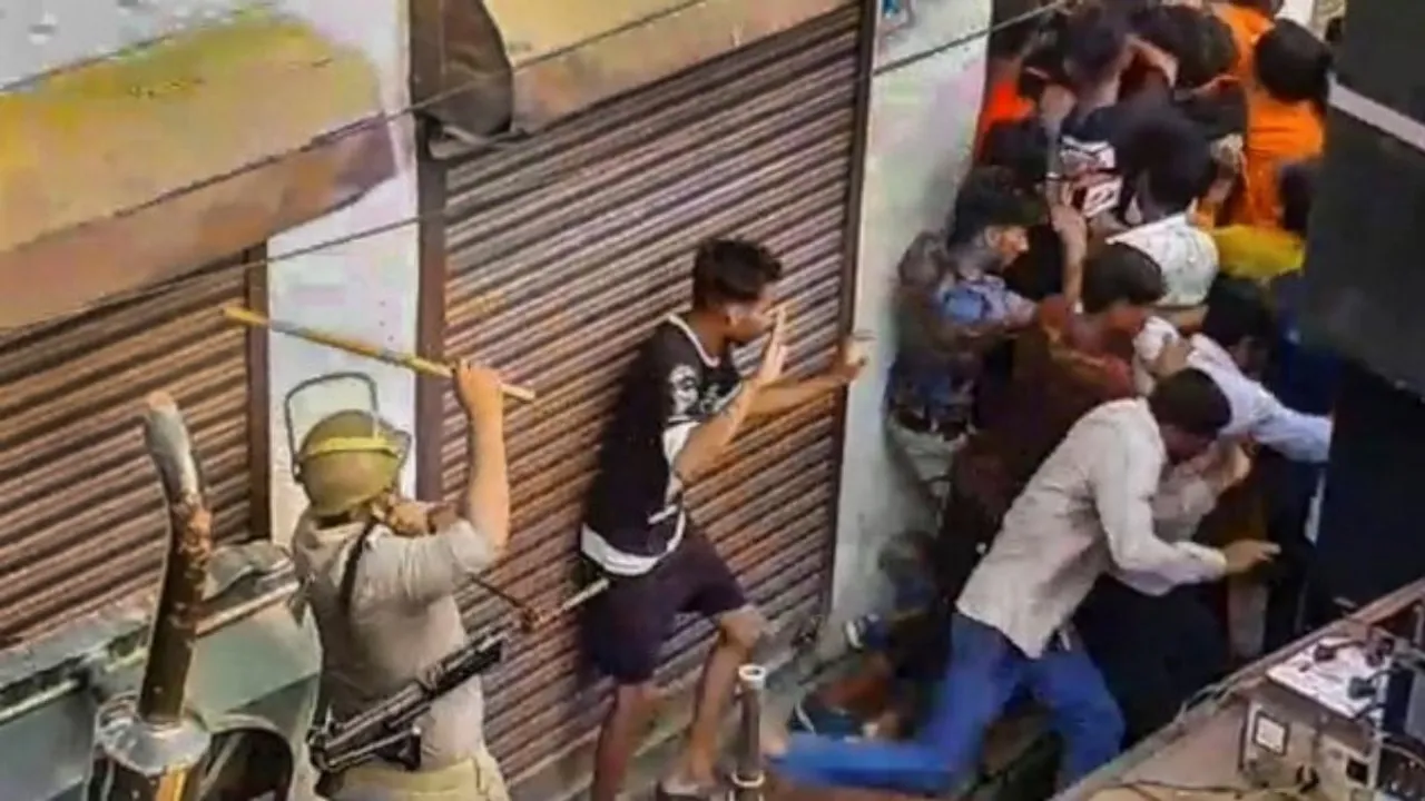 Police lathi charge on kanwariyas