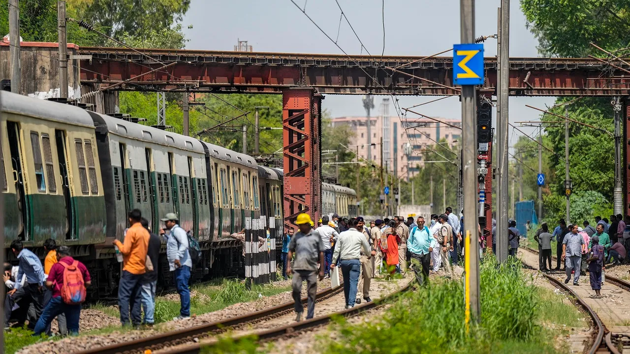 EMU Train Derail.jpg