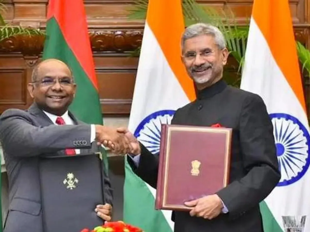 Abdulla Shahid with s jaishankar.jpg