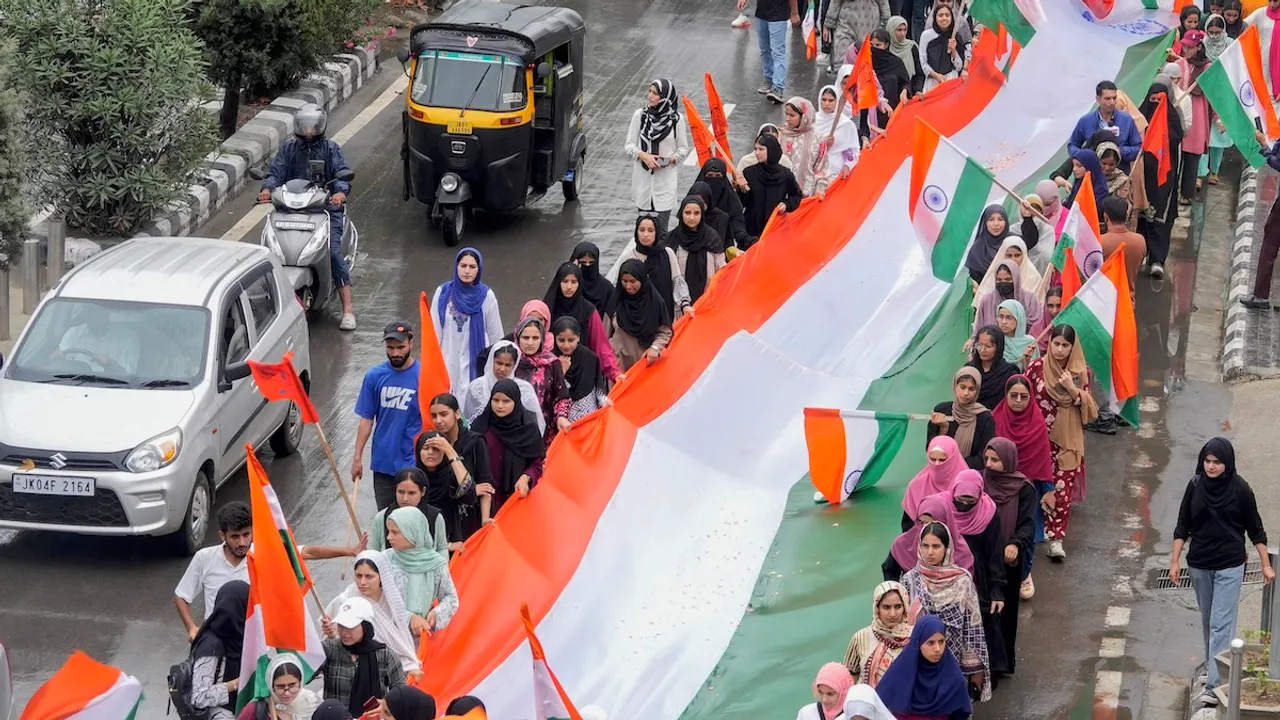 Students associated with Akhil Bharatiya Vidyarti Parshad (ABVP) hold a 300 mt long Tricolor during 78th Independence Day Parade at M A Road, in Srinagar, Thursday, Aug. 15, 2024. 