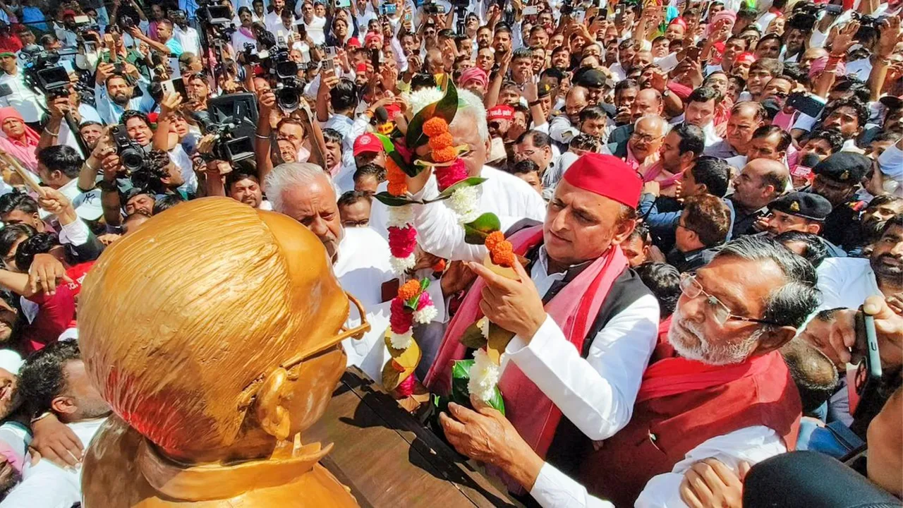 Akhilesh Yadav Jayaprakash Narayan Statue
