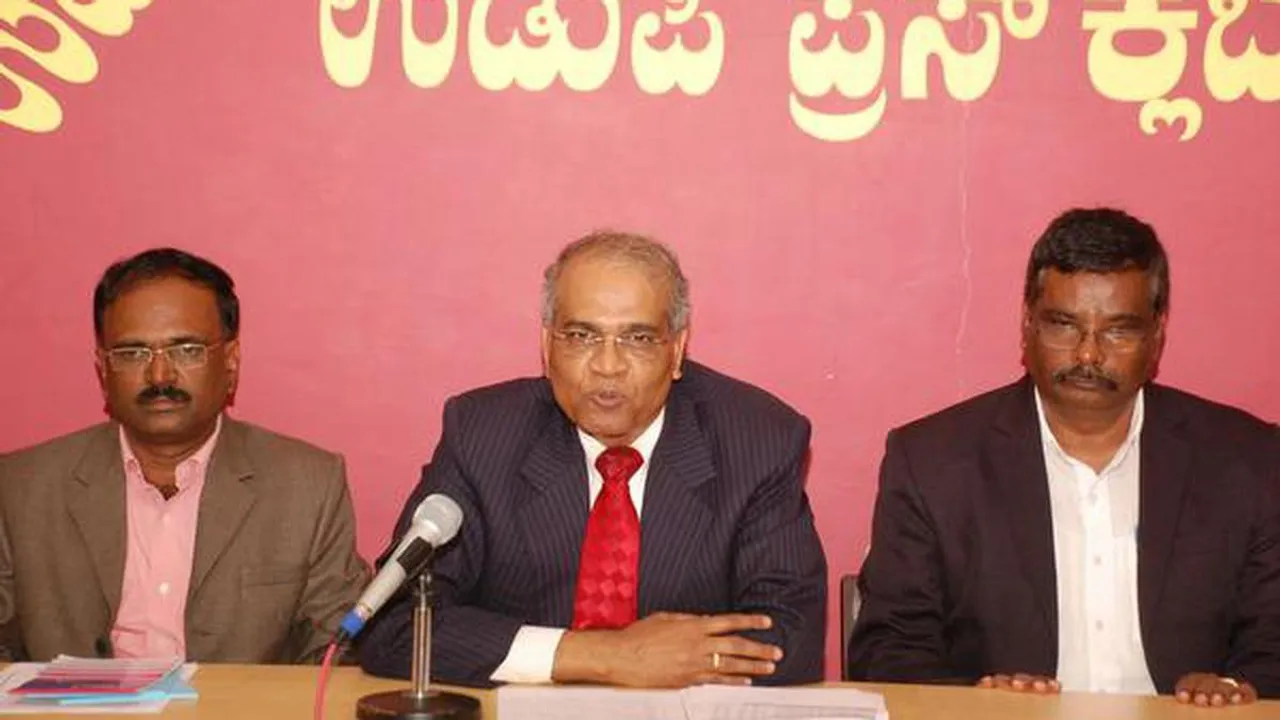 H. Kantharaj (centre), headed the Socio-Economic and Educational Survey as Chairman of State Backward Classes Commission