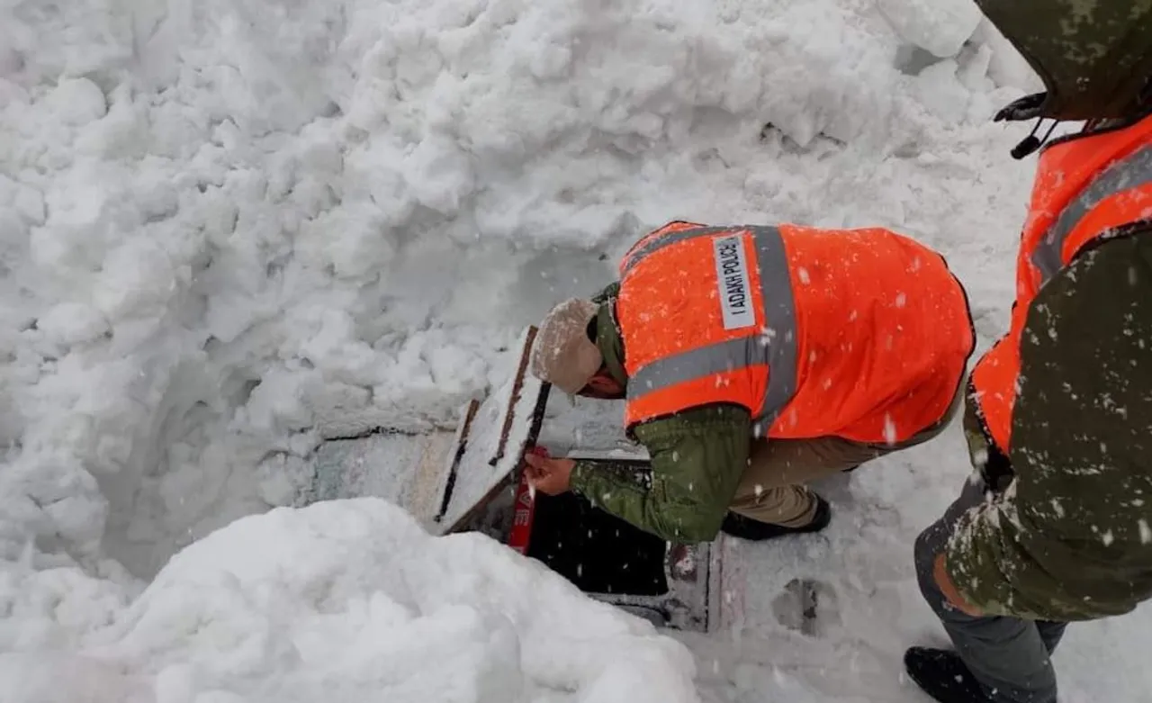Kargil Police and BRO deployed at Minamarg and safely rescued 6 persons trapped and vehicles being recovered from the huge avalanche at Shaitan Nallah, Zojila