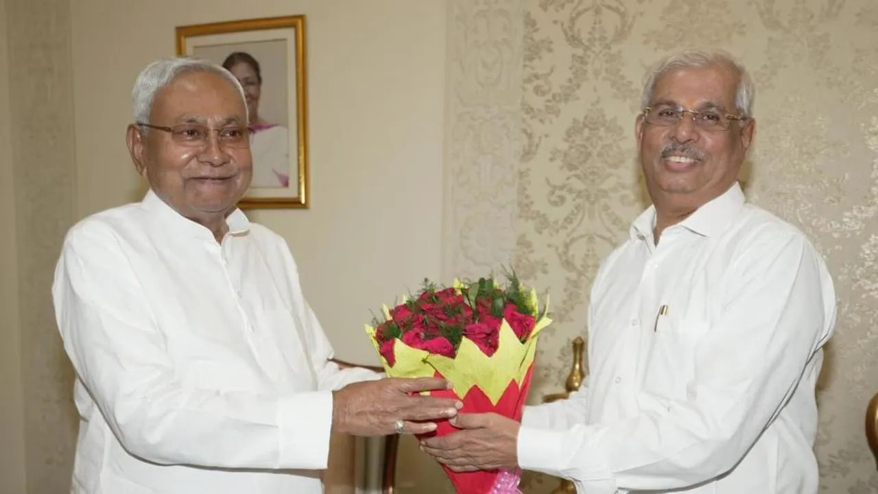 Rajendra Vishwanath Arlekar Nitish Kumar.jpg