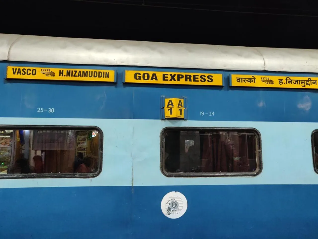 Vasco da Gama Hazrat Nizamuddin Goa Express.jpg