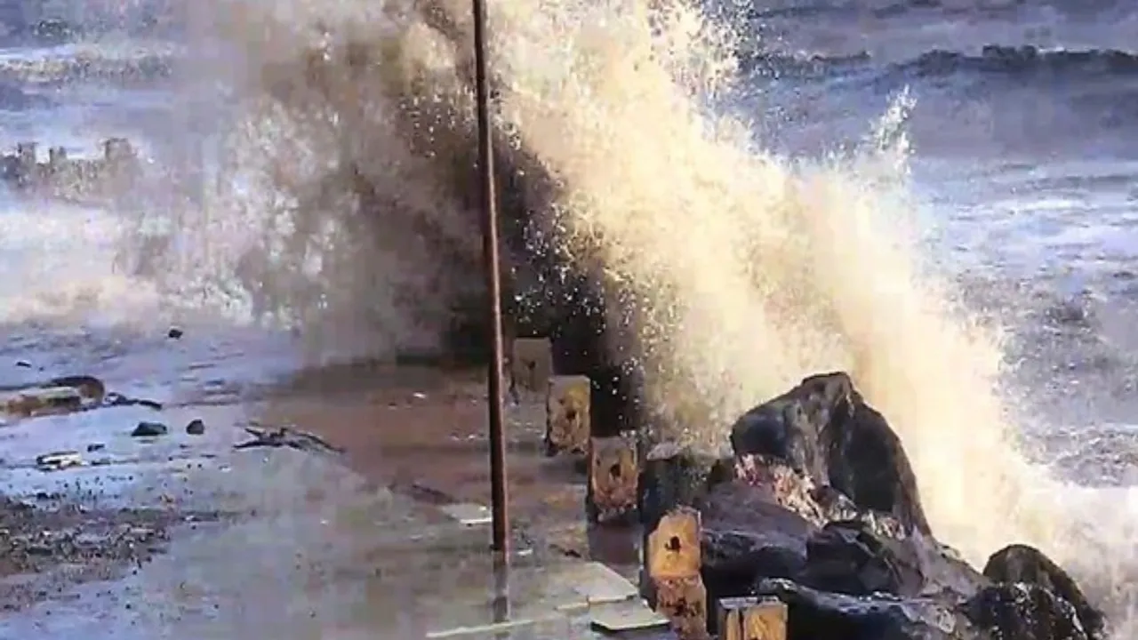 Mumbai beach Cyclone Biparjoy