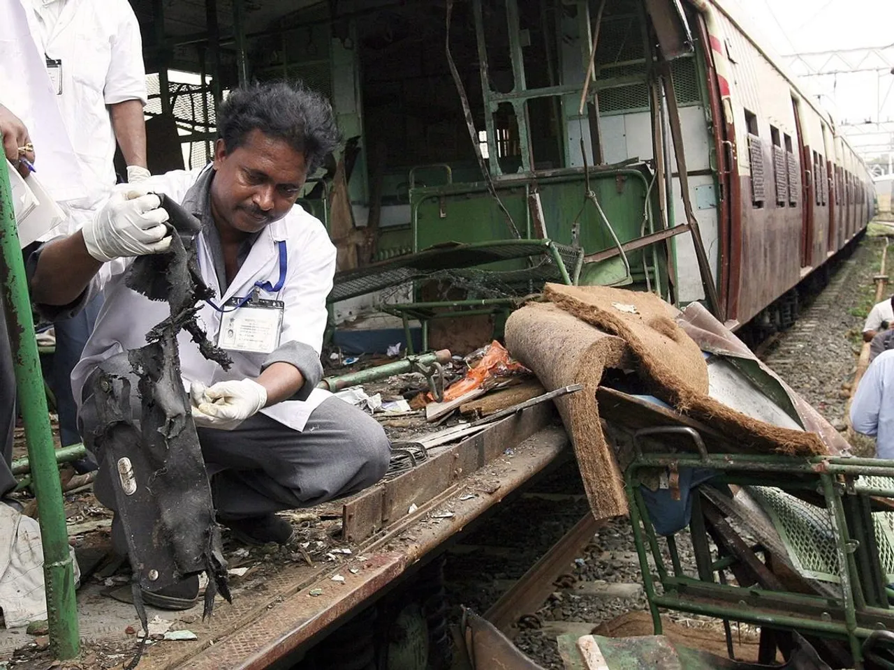 mumbai train blast.jpg