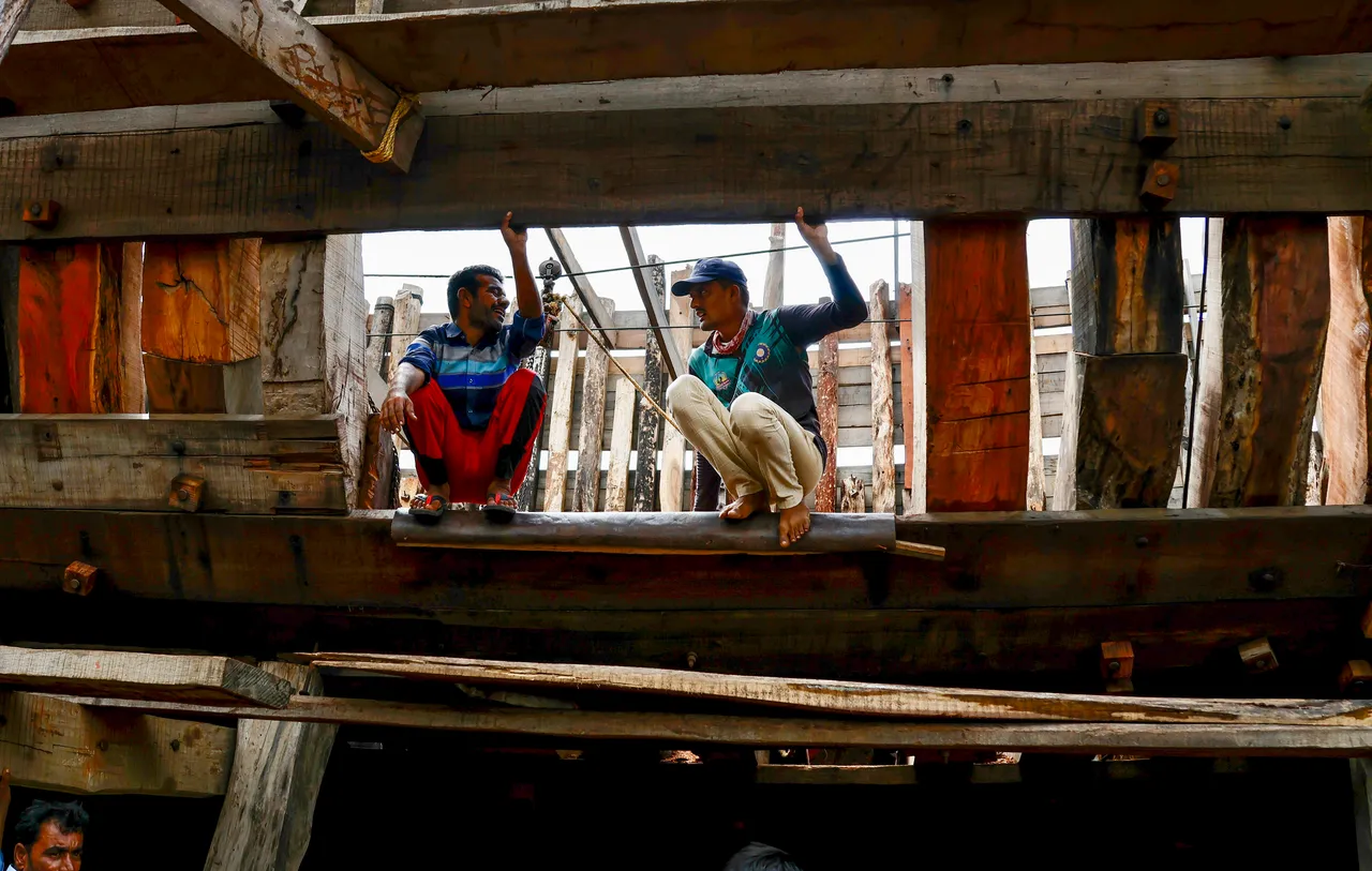 ship builders cyclone kutch.jpg