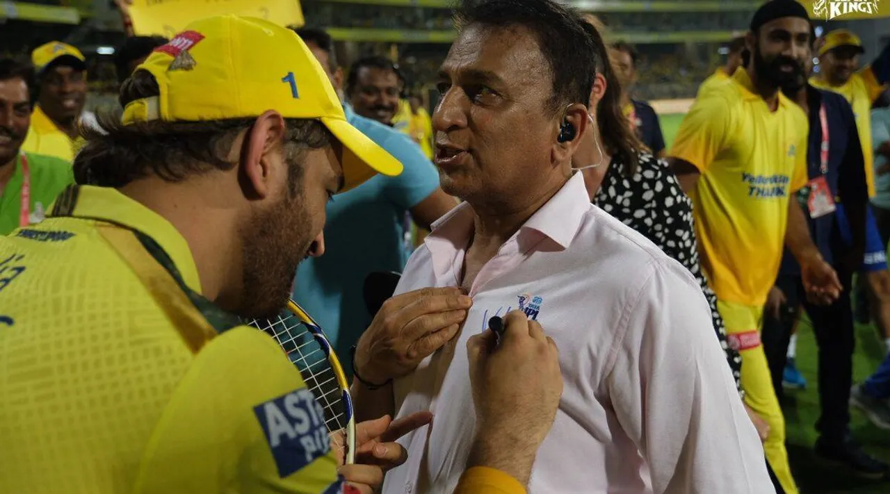 MS Dhoni signing Shirt Sunil Gavaskar