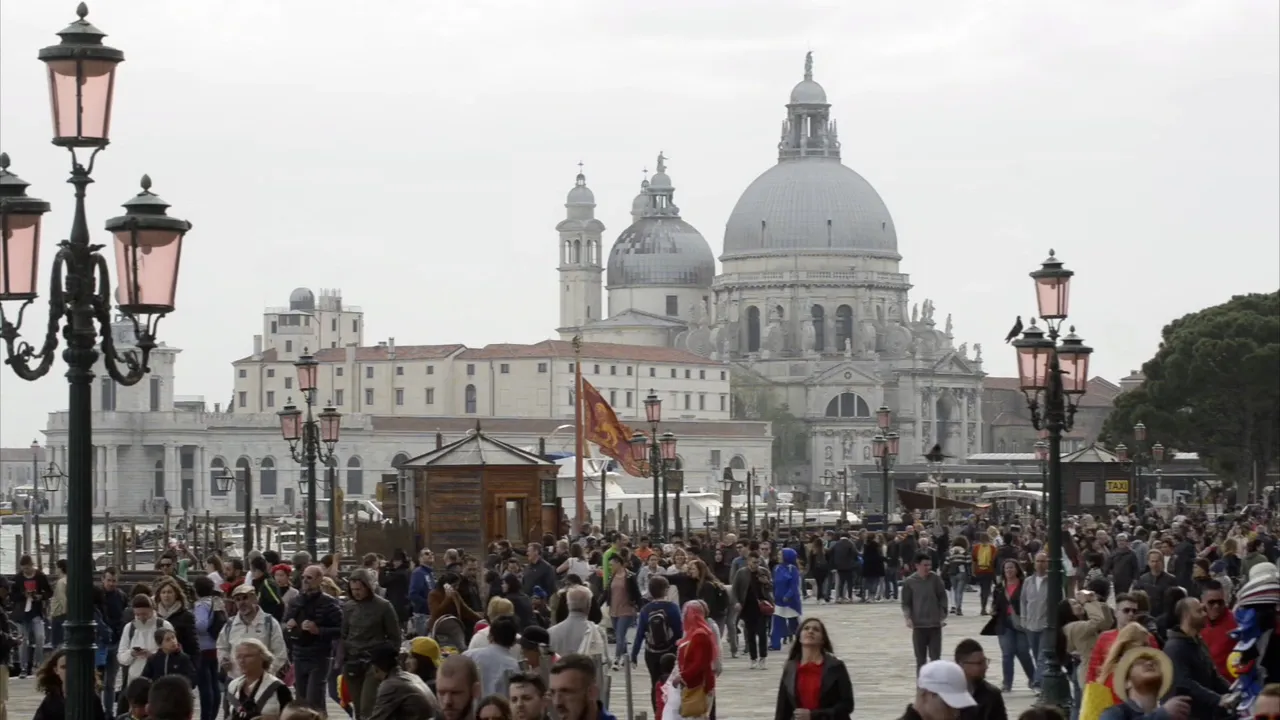 Venice Tourists Crowd