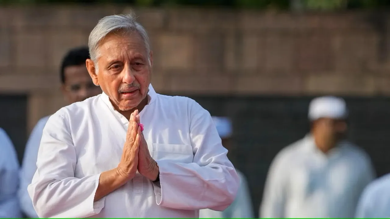 Congress leader Mani Shankar Aiyar at Rajiv Gandhi Samadhi in a memorial park, Raj Ghat (File image)