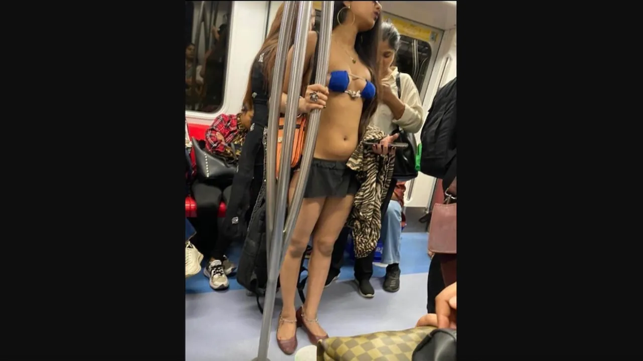 Delhi metro short clothes girl video