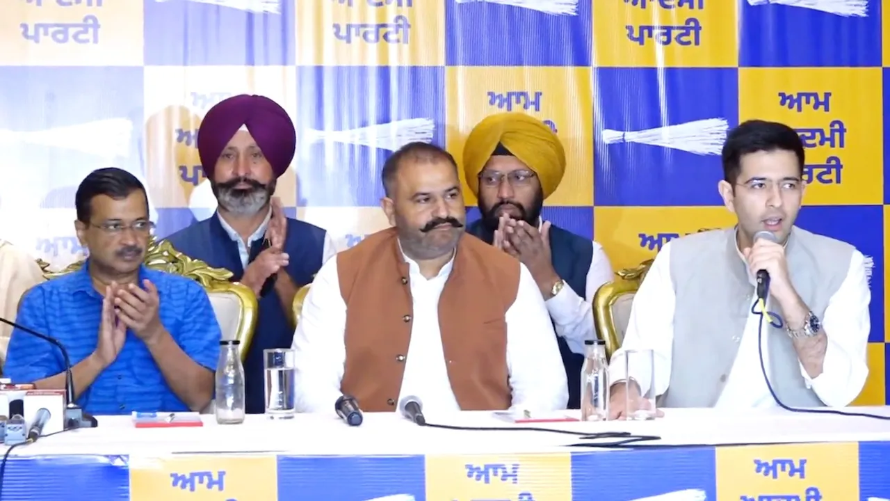 Ex-Congress MLA Sushil Rinku joins AAP in presence of Arvind Kejriwal (L) and Raghav Chadda (R)
