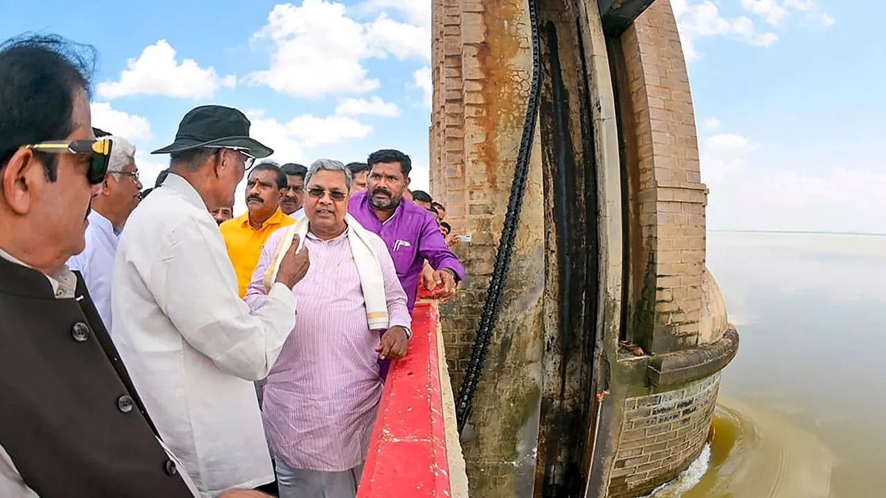 hief Minister Siddaramaiah inspects the broken cluster gate of the Tungabhadra Dam in Hospet, Tuesday, Aug. 13, 2024.
