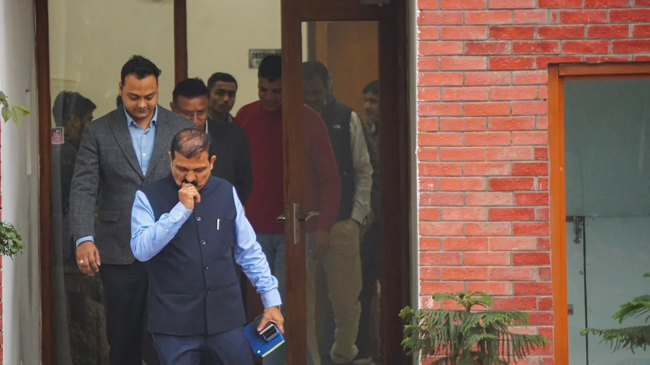 Delhi Police Crime Branch officials at the residence of Delhi minister Atishi Singh to serve her a notice