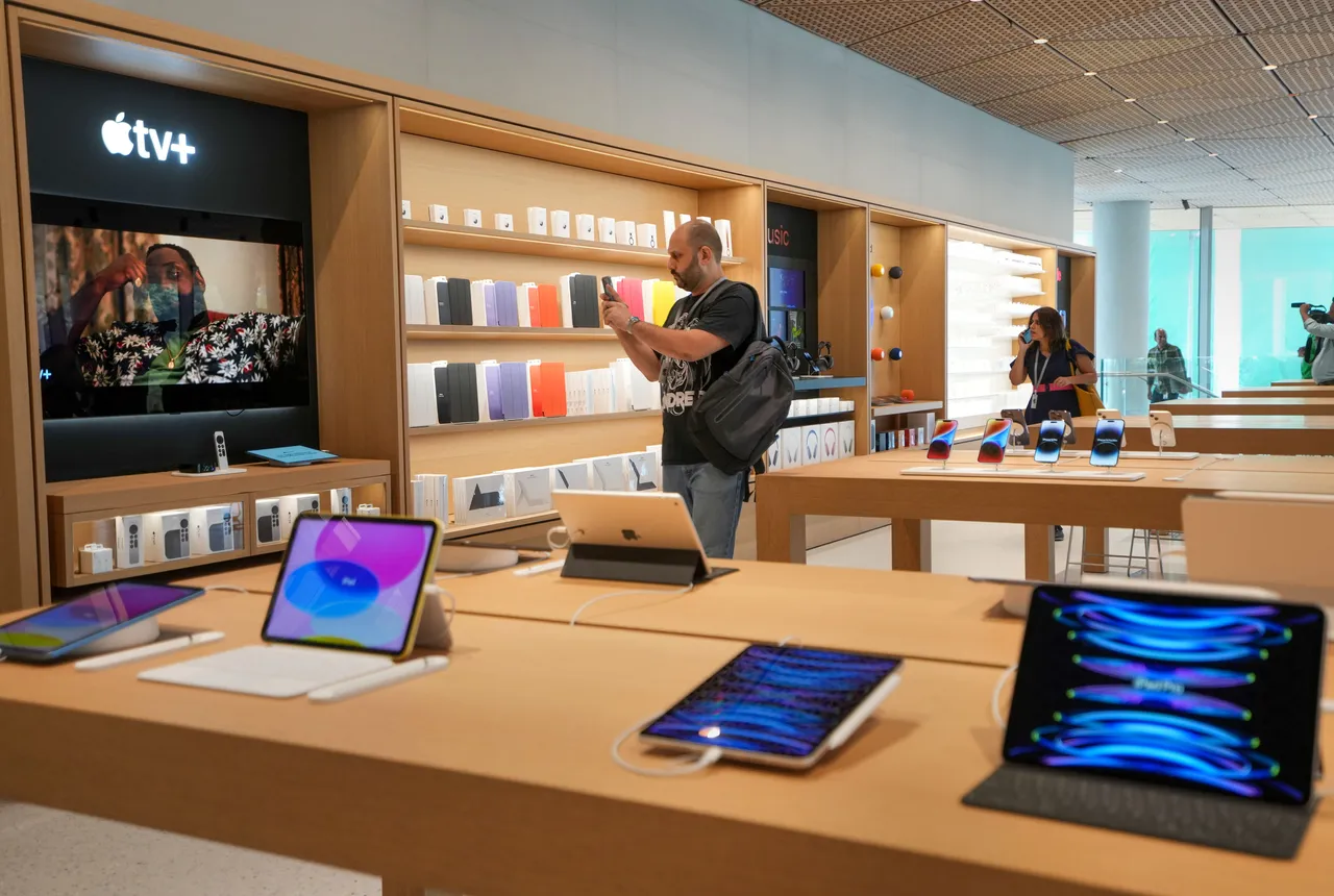 Apple retail store in Mumbai9