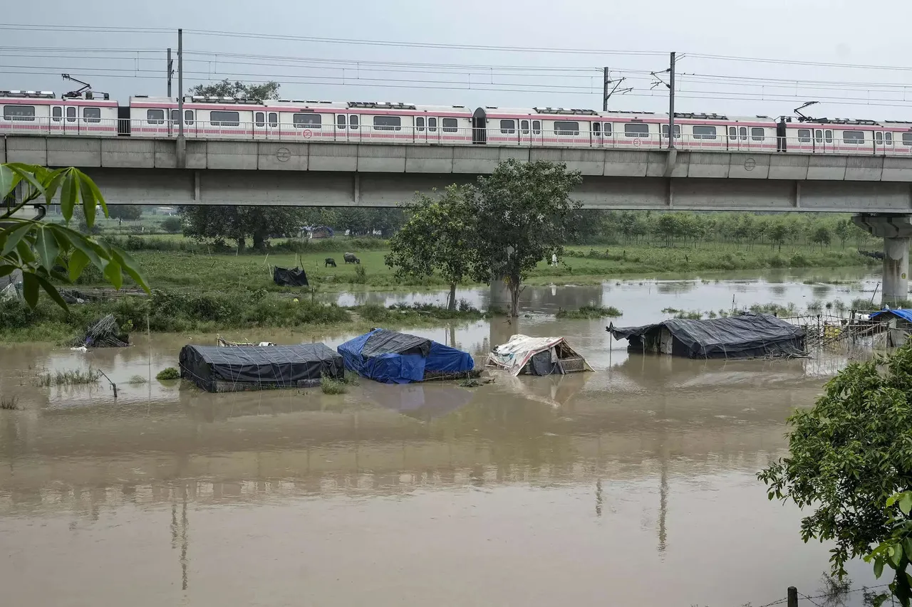 Yamuna Bank metro station