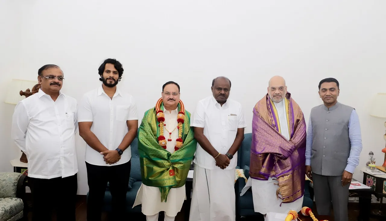 H D Kumaraswamy Amit Shah.jpg
