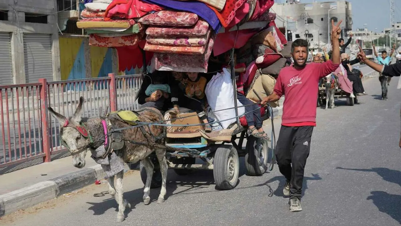 Civilians fleeing northern Gaza
