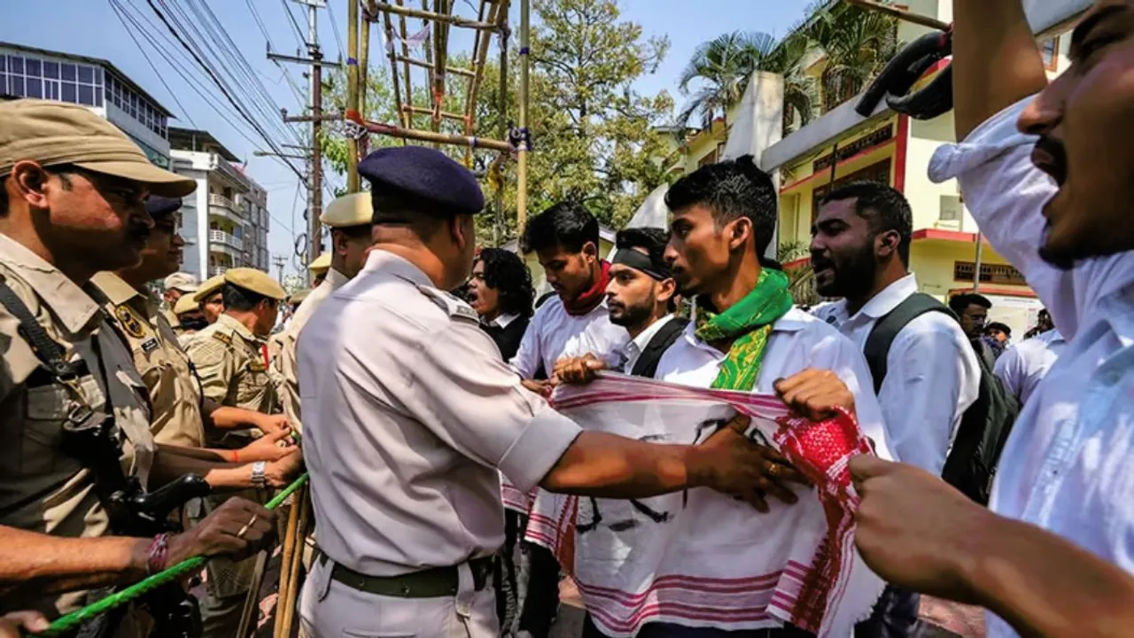 Hindu Raksha Dal members staged a protest outside Delhi Police headquarters