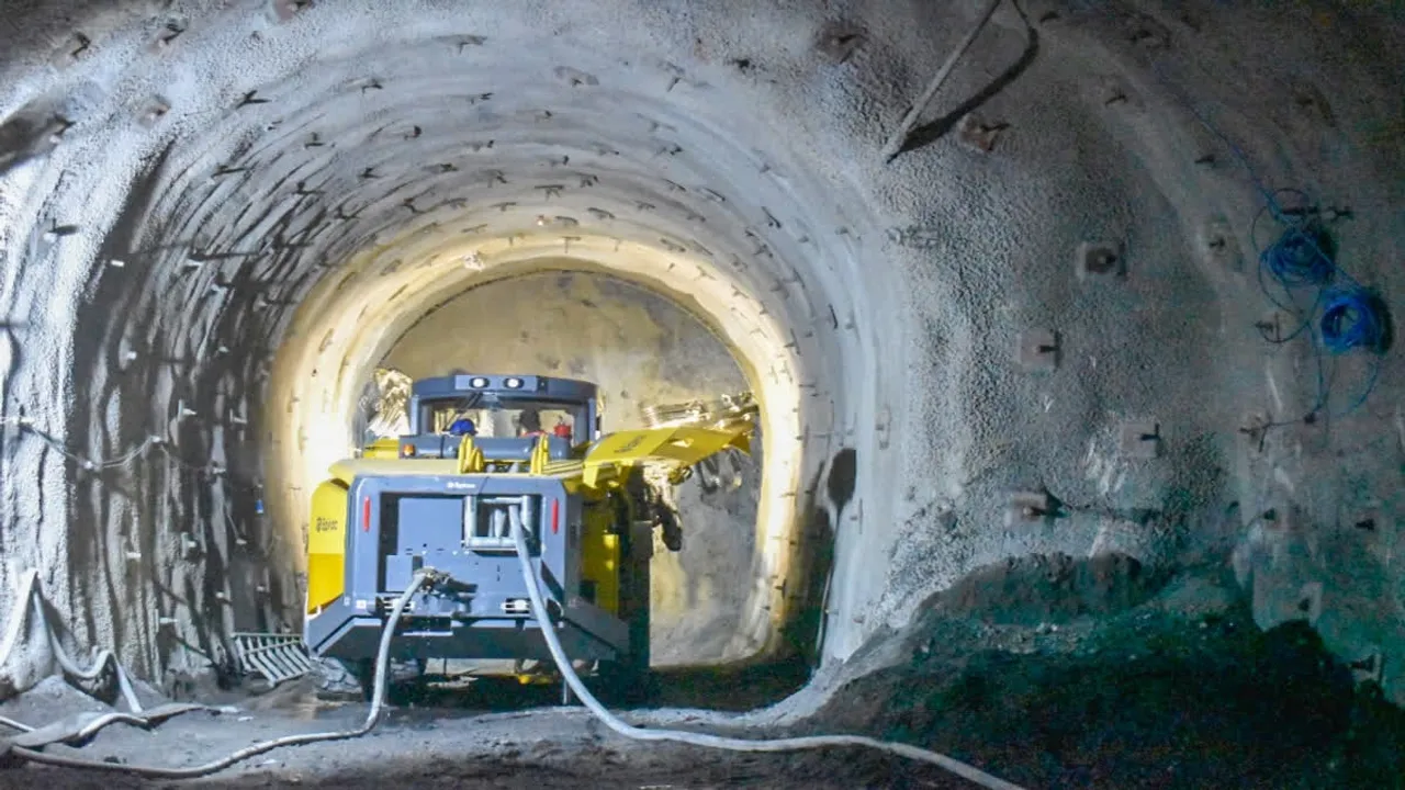 Inside silkyara tunnel Nov 29.jpg