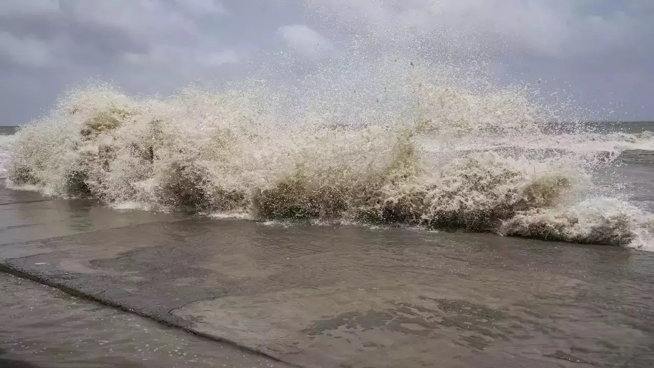 Cyclone Biparjoy weakens Pakistan.jpg