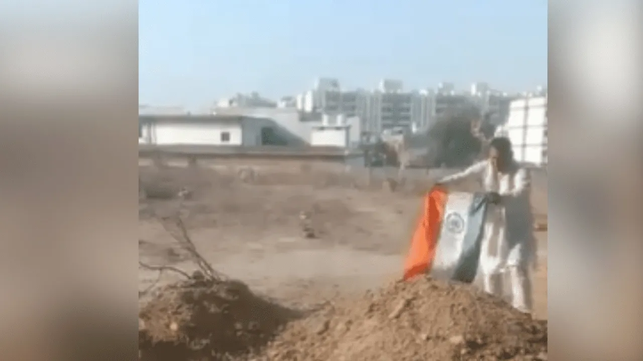 Rajkumar Singh Rajju placing tricolour on Atiq's grave