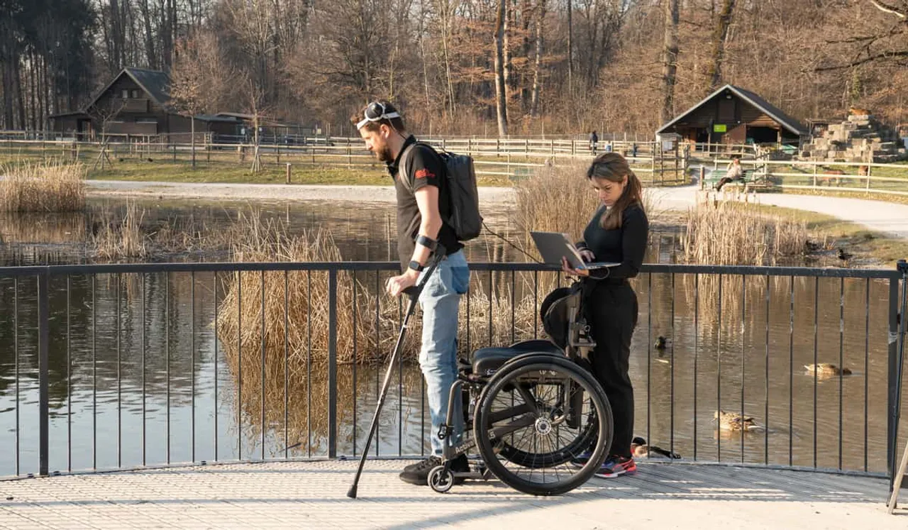 walking in spinal cord injuries.jpg