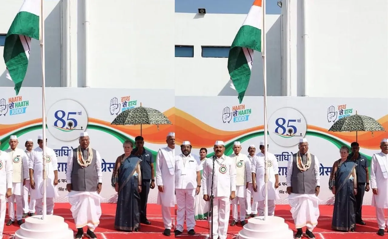 Sonid Gandhi umbrella Mallikarjun Kharge