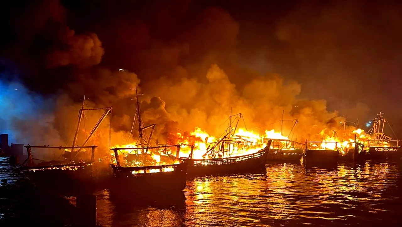 Boats Fire Visakhapatnam.jpg