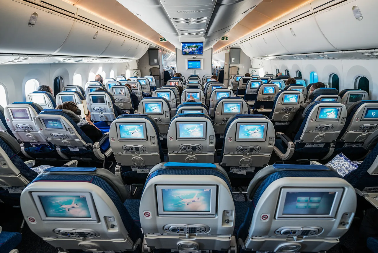 long-haul-flight-airplane-cabin