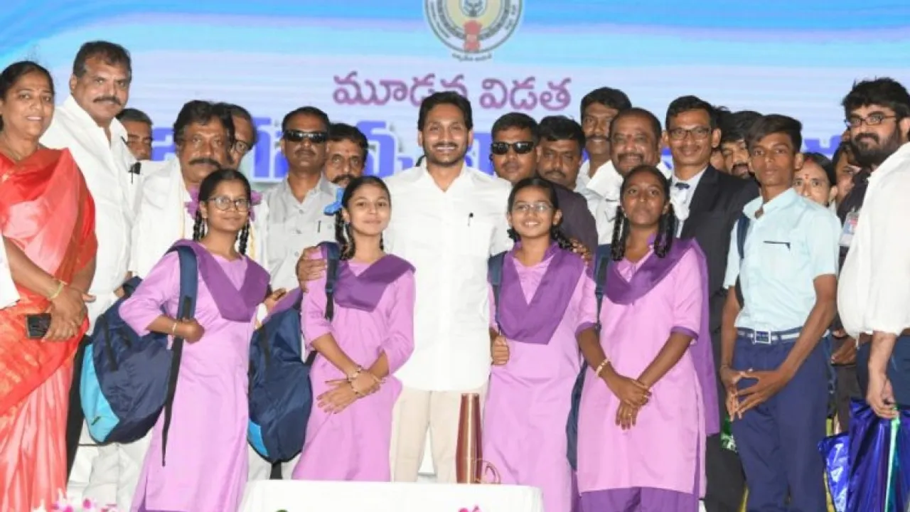 education kits YS Jaggan Mohan reddy.jpg