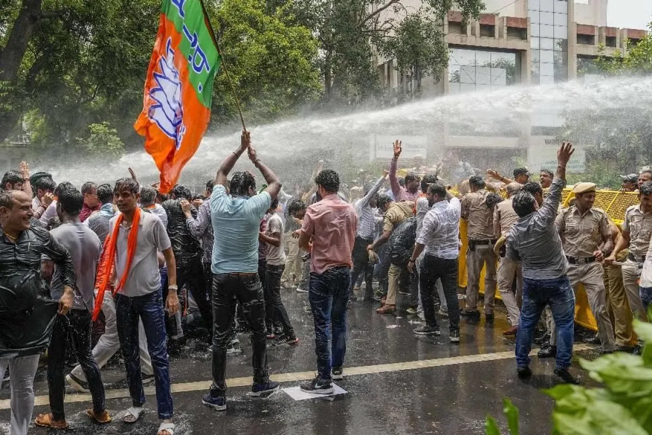 BJP Protesters AAP Office.jpg