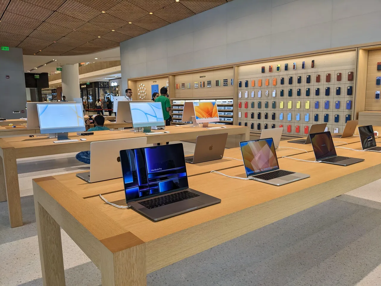 Apple retail store in Mumbai2