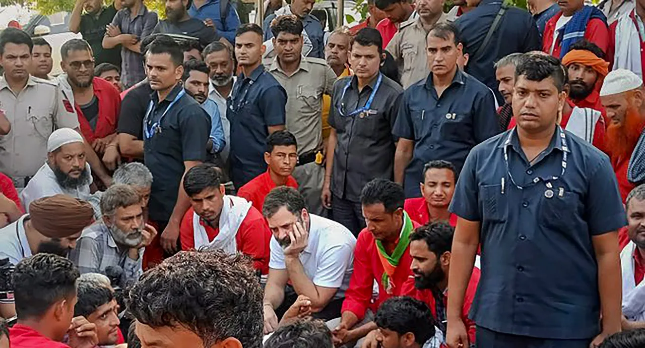 Rahul Gandhi with Porters.jpg