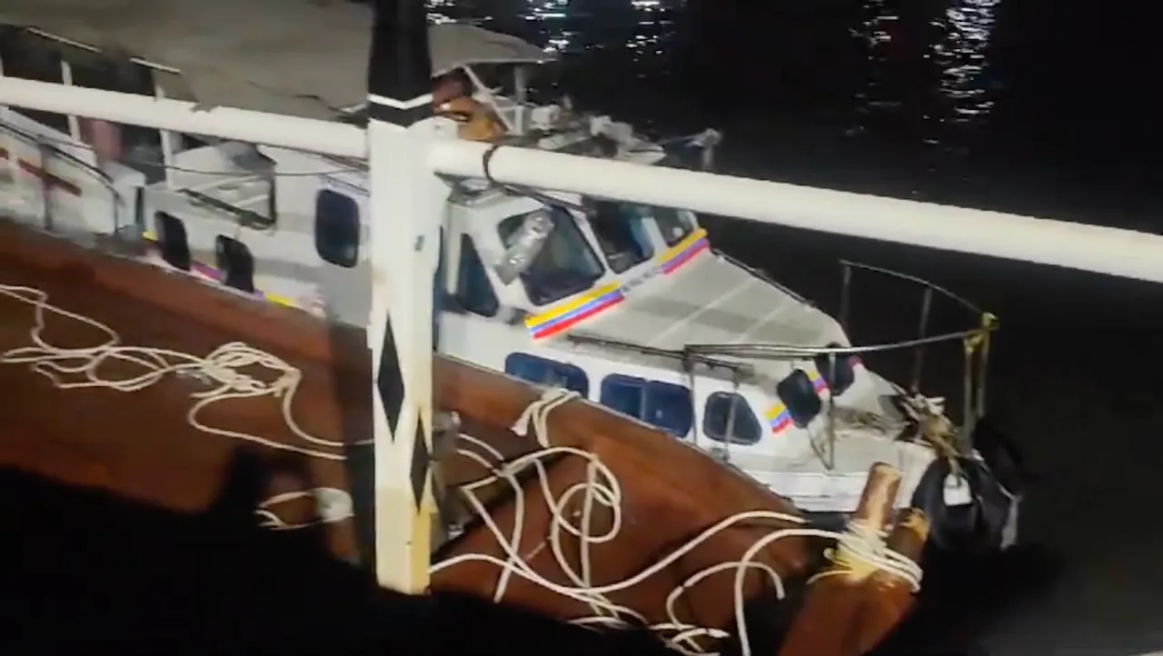 Boat from Kuwait arrives at the Gateway of India