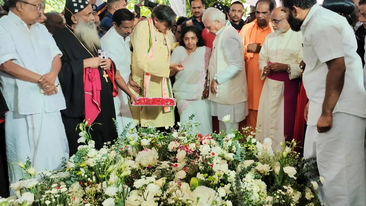Kerala Governor Arif Mohammed Khan, Mariamma Oommen and other leaders paying tributes at the tomb of the late Congress leader Oommen Chandy at Puthupally in Kottayam on July 18