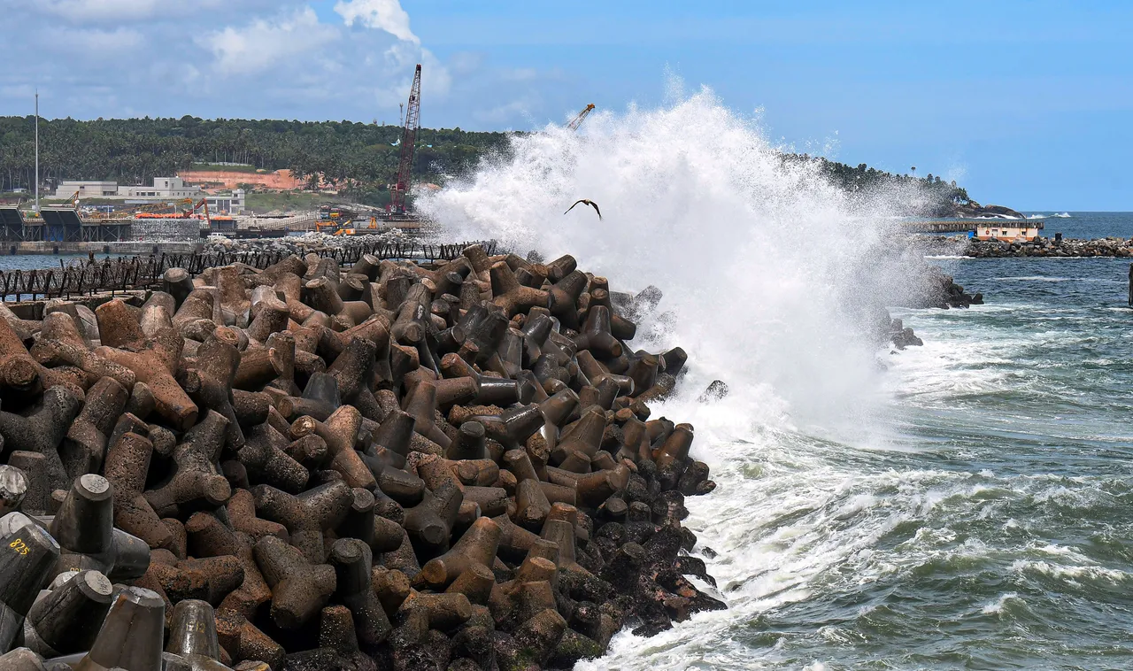 Cyclone Biparjoy High sea waves at Vizhinjam