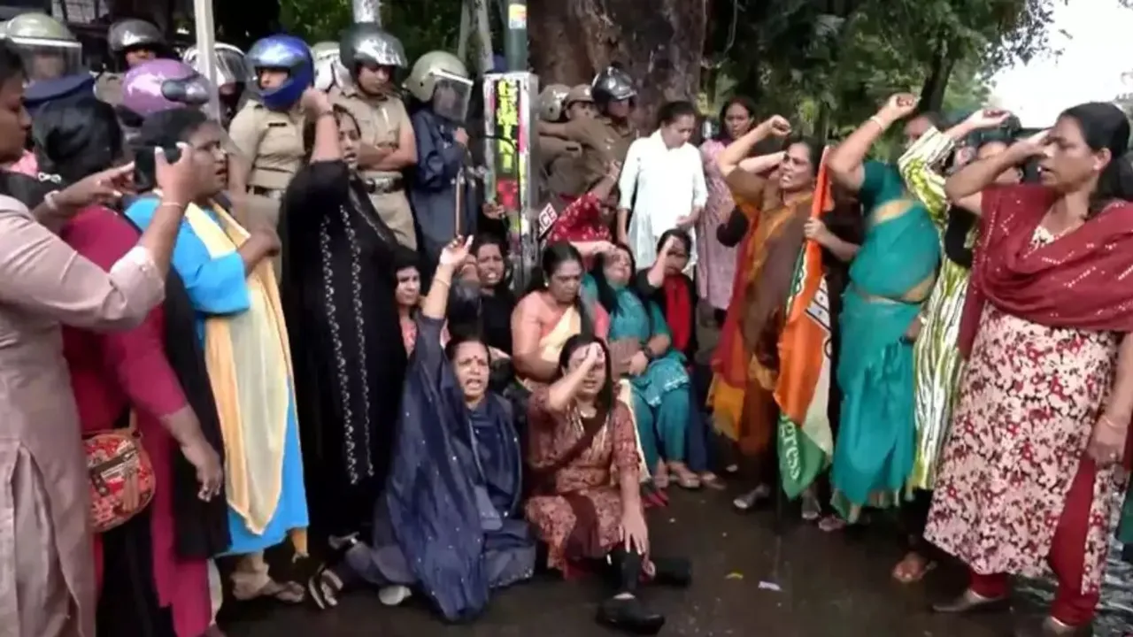 Mahila Congress holds protest outside secretariat demanding resignation of CPI leader M Mukesh