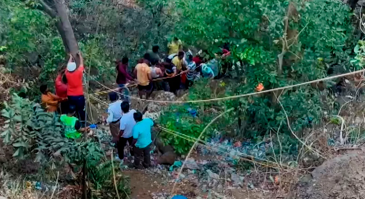 bus accident on Mumbai-Pune highway